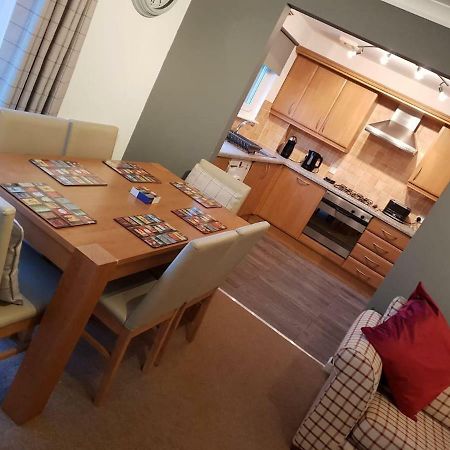 Chic Flat At Hairmyres Hospital & Train Station Apartment East Kilbride Bagian luar foto